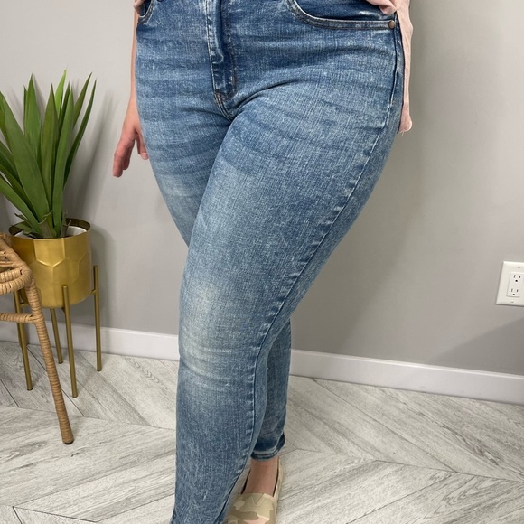 Judy Blue- High Waisted Acid Wash Jeans - Picture 2 of 4